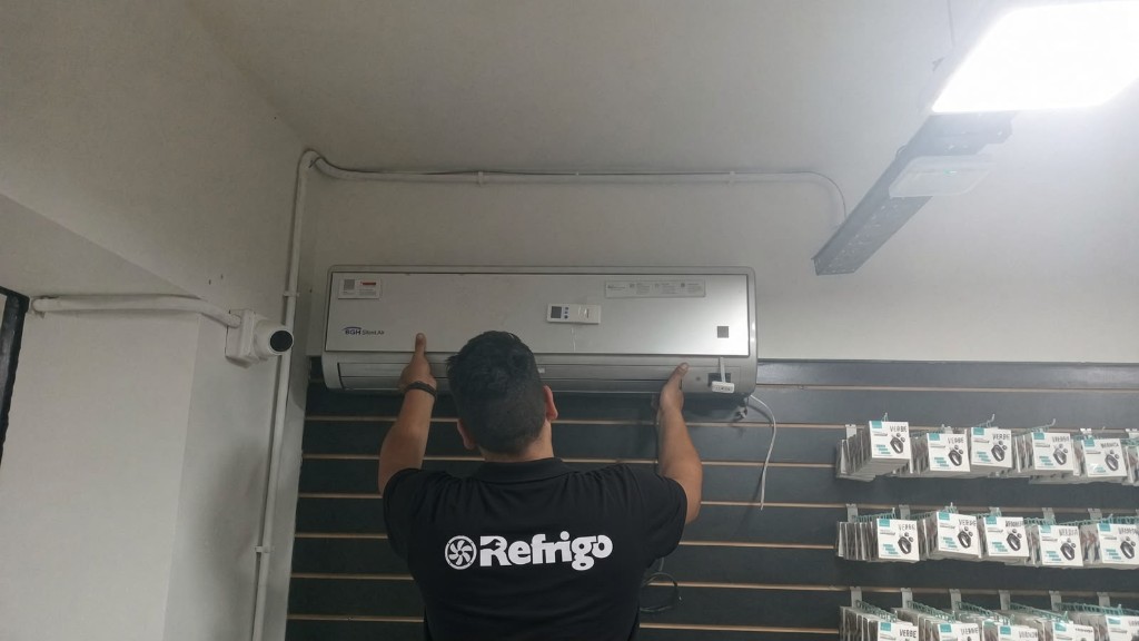 Técnico Refrigo instalando un aire acondicionado